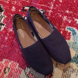 TOMS navy canvas classic 6 NIB